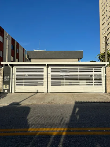 Alugar Casa / Padrão em São José dos Campos. apenas R$ 895.000,00