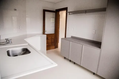 imagem 3 - LINDA CASA EM CONDOMÍNIO FECHADO COM 5 DORMITÓRIOS SENDO 4 SUÍTES, 700 METROS DE ÁREA CONSTRUÍDA, COM UMA BELA PISCINA E CHURRASQUEIRA. imagem 3 - LINDA CASA EM CONDOMÍNIO FECHADO COM 5 DORMITÓRIOS SENDO 4 SUÍTES, 700 METROS DE ÁREA CONSTRUÍDA, COM UMA BELA PISCINA E CHURRASQUEIRA.